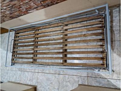 Muebles Antiguedades VENDO CAMA DE ACERO REBATIBLE CON CATRE DE MADERA 